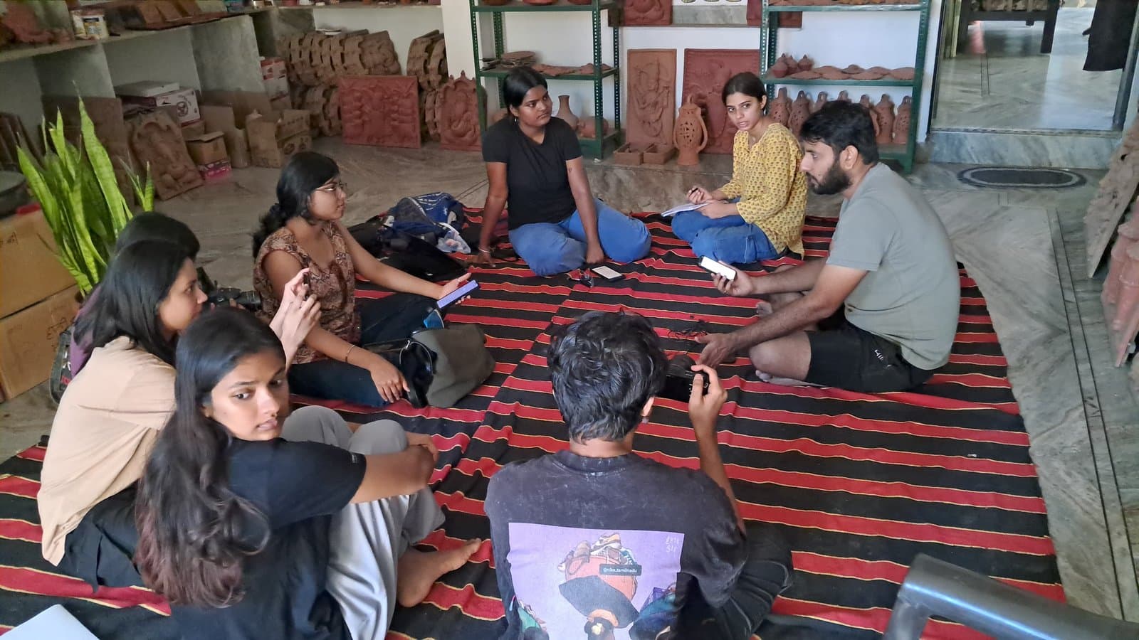 Interactive craft dialogue and learning circle with university students in the Molela workshop