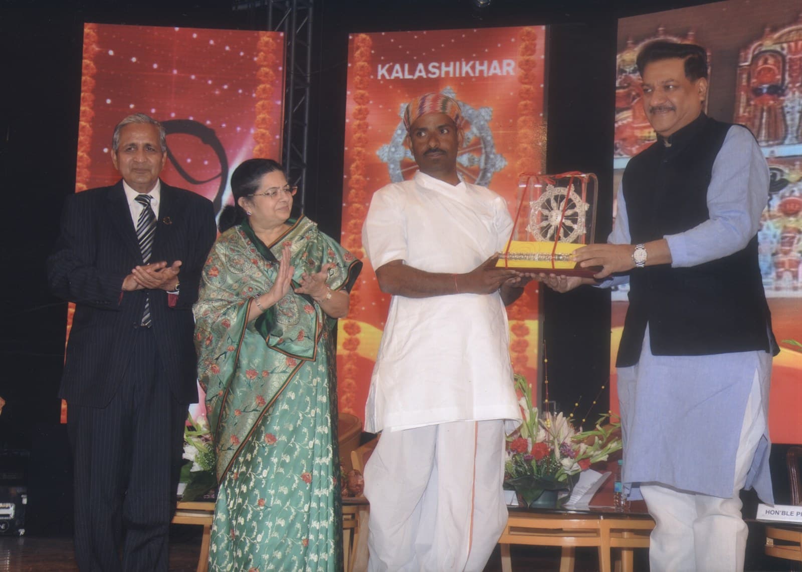Dinesh Chandra Kumhar receiving the Kala Kiran Award from Prithviraj Chavan and Rajashree Birla