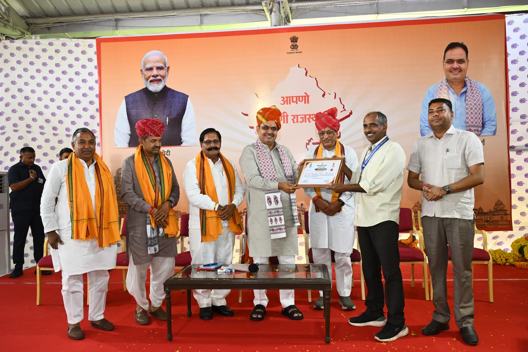 Dinesh Chandra Kumhar felicitated on stage by Rajasthan Chief Minister Bhajan Lal Sharma at Aapno Agrani Rajasthan