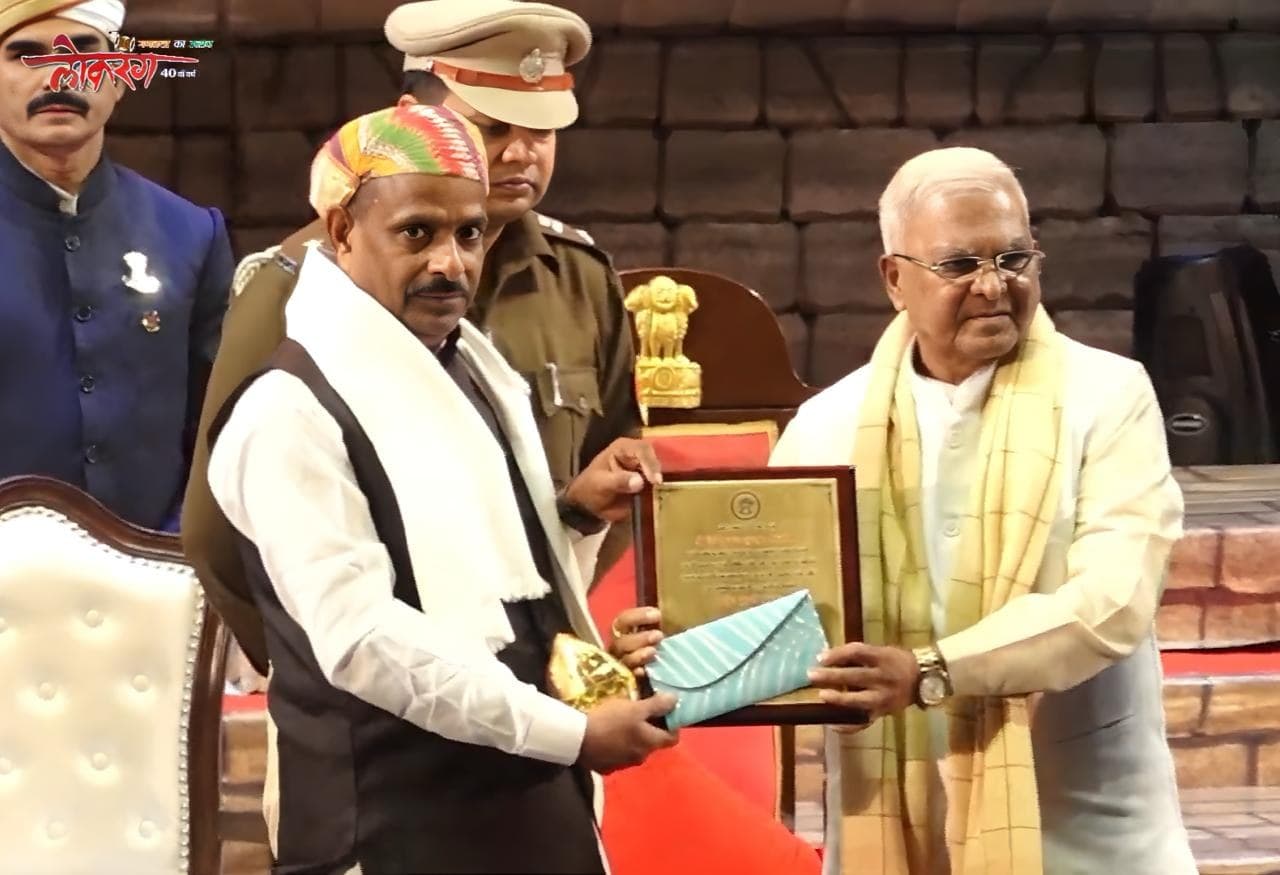 Dinesh Chandra Kumhar receiving the Rashtriya Tulsi Samman from MP Governor Mangubhai C. Patel in Bhopal