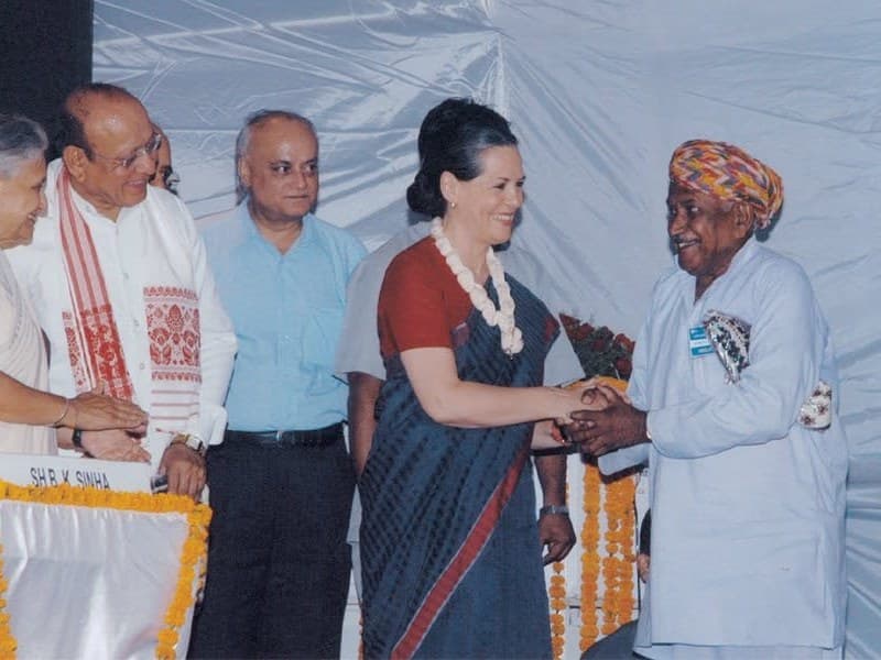 Mohan Lal Kumhar at a national cultural felicitation ceremony with Sonia Gandhi and dignitaries