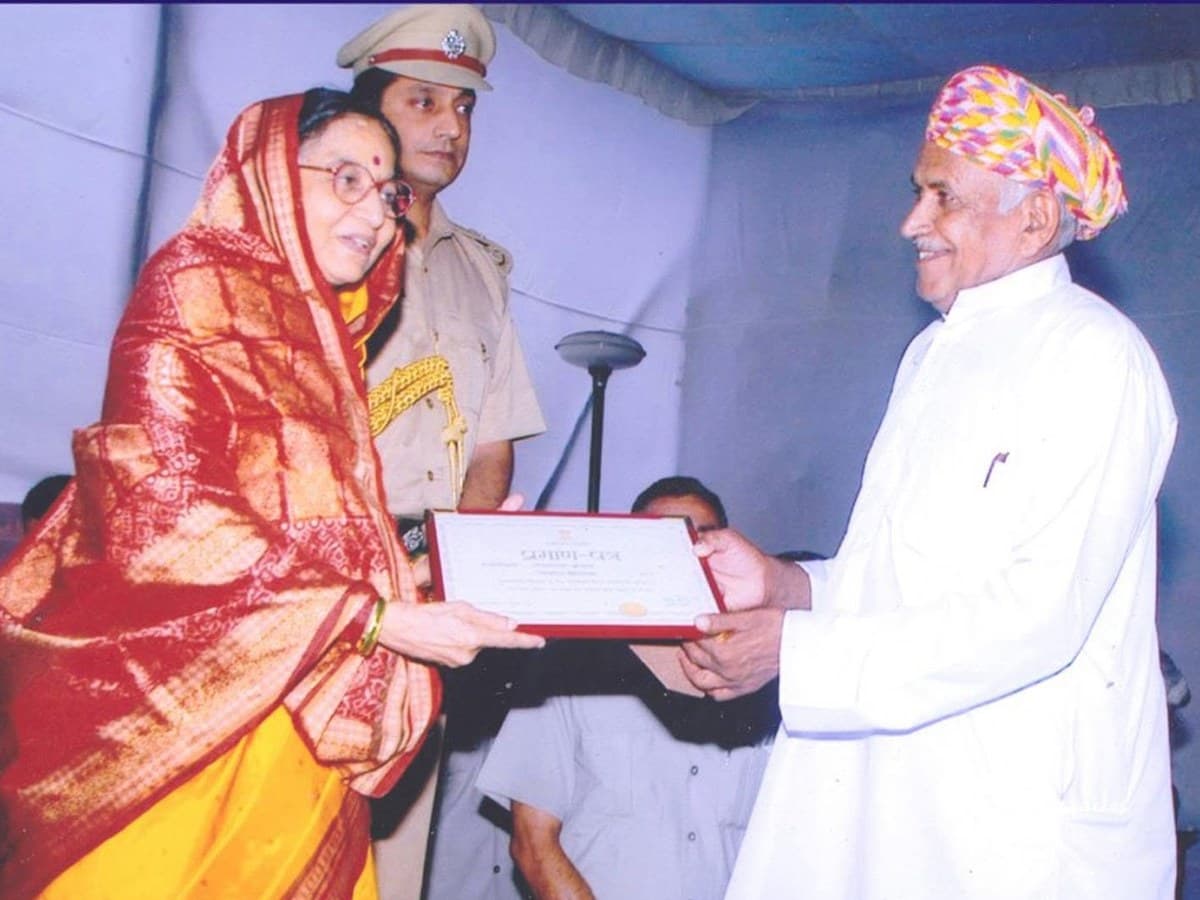 Governor of Rajasthan Pratibha Patil presenting a certificate of honour to Mohan Lal Kumhar